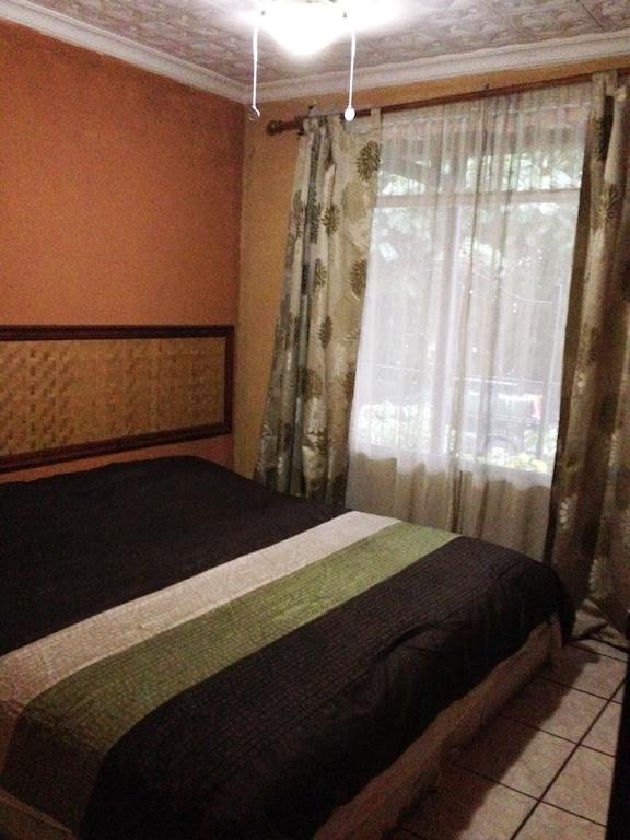 Melrost Airport Bed & Breakfast Alajuela Room photo